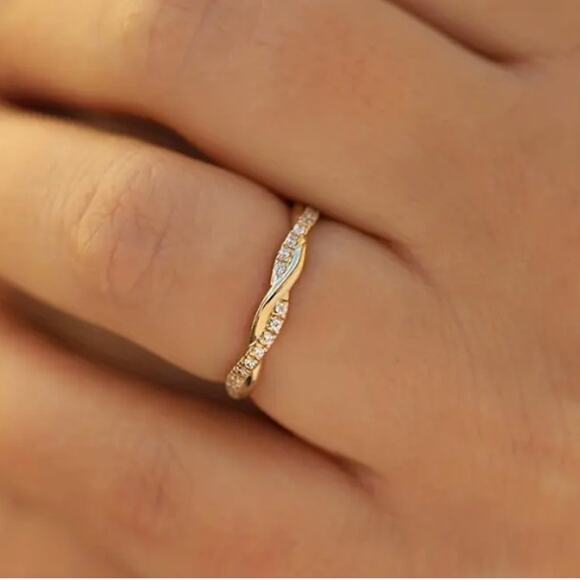 Golden Twisted Cubic Zirconia Inlaid Classic Fashion Jewelry Finger Ring Size 8 - Picture 4 of 5